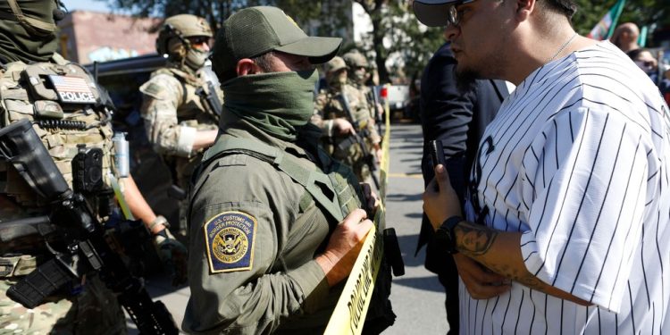 Moradores do bairro de Brighton Park, em Chicago, confrontam agentes da Alfândega e Proteção de Fronteiras dos EUA — Foto: Octavio Jones/AFP