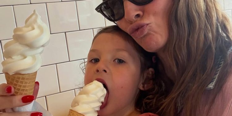 Julia Faria com a filha, Cora — Foto: Reprodução Instagram