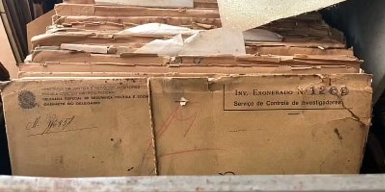 Documentos históricos encontrados pelo MPF no IML — Foto: ivulgação/Marcelo Del Negri/MPF-RJ