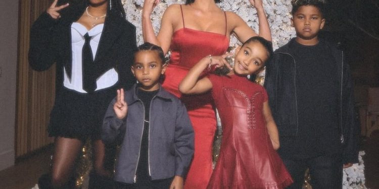 Kim Kardashian e a família — Foto: Instagram