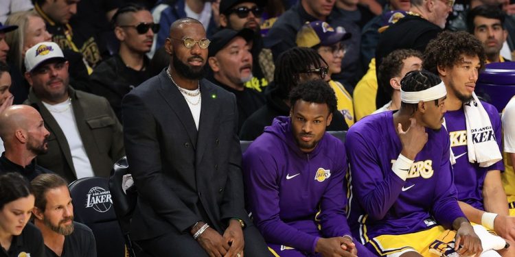 LeBron James acompanha a estreia dos Lakers na atual temporada da NBA, contra os Warriors — Foto: Luke Hales/Getty Images/AFP