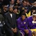 LeBron James acompanha a estreia dos Lakers na atual temporada da NBA, contra os Warriors — Foto: Luke Hales/Getty Images/AFP