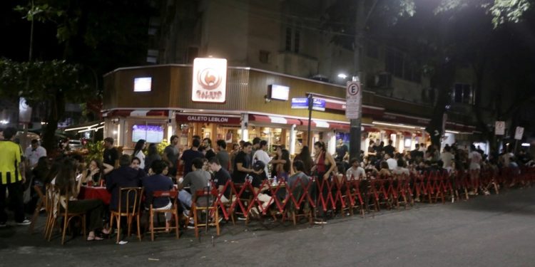 Na Dias Ferreira, no Leblon: mesas e cadeiras dentro e fora do cercadinho na rua — Foto: Marcelo Theobald