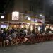 Na Dias Ferreira, no Leblon: mesas e cadeiras dentro e fora do cercadinho na rua — Foto: Marcelo Theobald