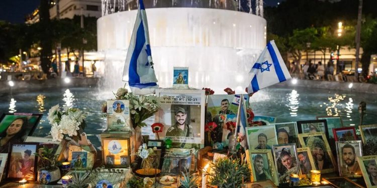 Um memorial improvisado em Tel Aviv no segundo aniversário dos ataques de 7 de outubro, na terça-feira — Foto: David Guttenfelder/New York Times