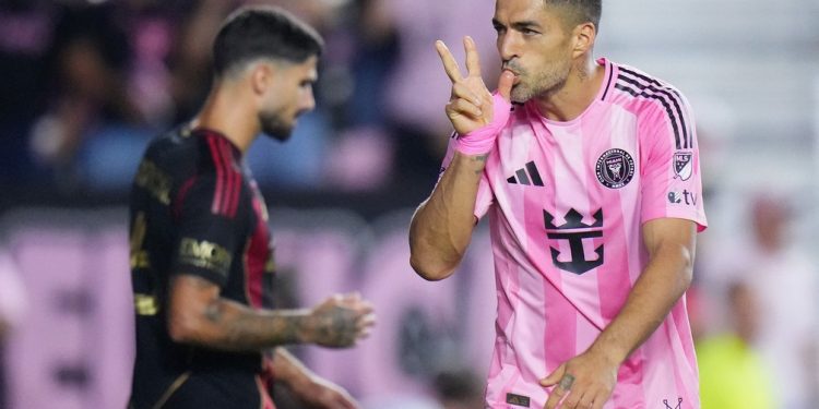 Luis Suárez fez o terceiro do Inter Miami na goleada sobre o Atlanta United — Foto: Rich Storry/Getty Images/AFP