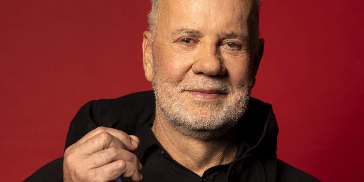 Luiz Fernando Guimarães vai celebrar 50 anos de carreira em peça com participações de Fernanda Montenegro, Fernanda Torres e Debora Bloch