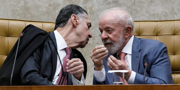 Lula assina aposentadoria de Barroso