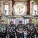 Coronel Michael Randrianirina (ao centro), chefe da unidade militar CAPSAT, está com outros membros da unidade após ler uma declaração em frente ao palácio presidencial, onde anunciou que estão tomando o poder em Antananarivo — Foto: Luis Tato/AFP