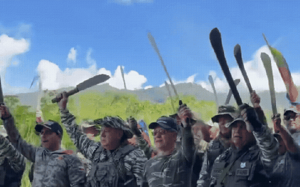 Ministro de Maduro posa com facão em mãos e 'convoca' população — Foto: Reprodução