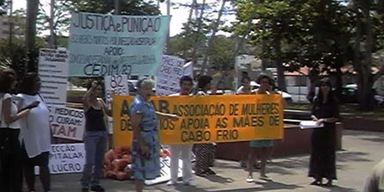 Protesto quando as vítimas ainda eram 82 — Foto: Reprodução