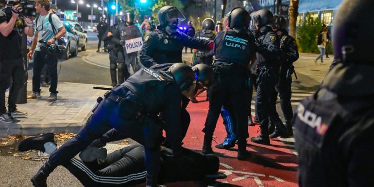 Mesmo com manifestação, quarta rodada da Euroliga entre Valência e Hapoël Tel Aviv começou conforme previsto, sem a presença de torcedores — Foto: Jose Jordan/AFP