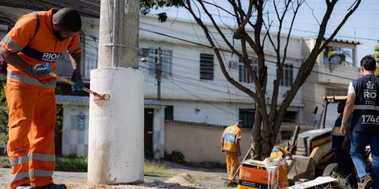 Agentes fazem pintura e limpeza em Marechal Hermes — Foto: Divulgação