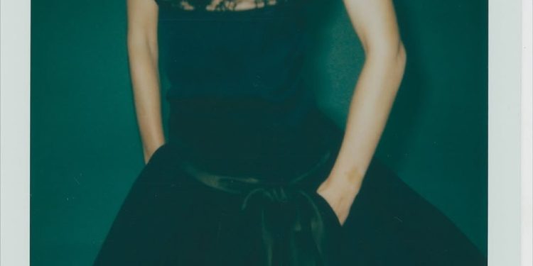 Look de Marina Ruy Barbosa segue a tendência camisola com elegância e toque retrô — Foto: Reprodução Instagram