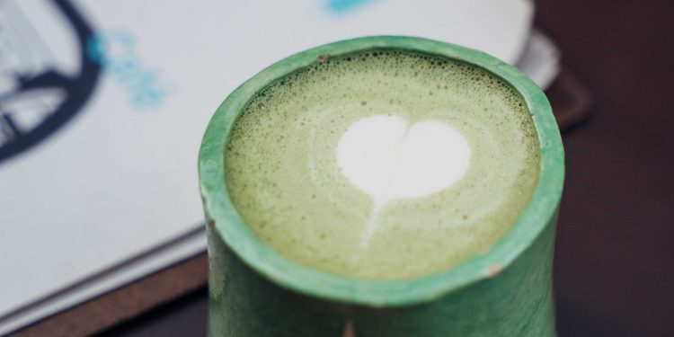 Matcha latte: aprenda a fazer a receita viral em casa!
