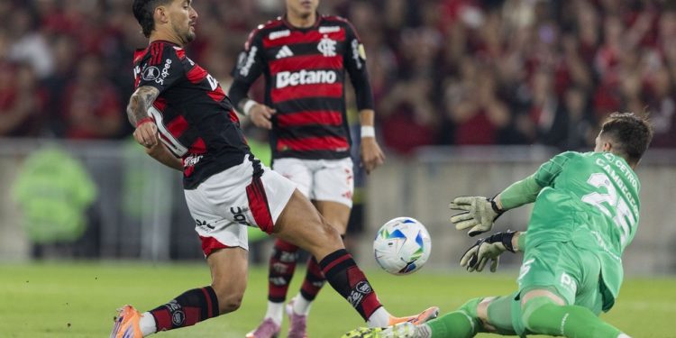 Goleiro Cambeses em Flamengo x Racing pela semifinal da Libertadores 2025 — Foto: Guito Moreto