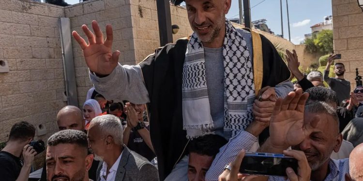 Ex-prisioneiros retornando à cidade de Ramallah, na Cisjordânia ocupada — Foto: Daniel Berehulak/New York Times