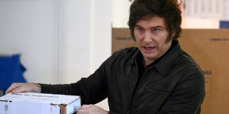 O presidente da Argentina, Javier Milei, vota nas Legislativas de 2025 — Foto: LUIS ROBAYO/AFP