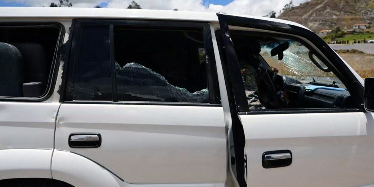Um dos veículos do comboio de Noboa com os vidros quebrados, após ataque em protesto no Equador — Foto: Presidência do Equador via AFP