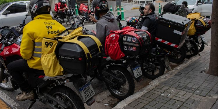 Guerra do delivery tem novo foco: as bags usadas pelos entregadores com o logo das companhias — Foto: Edilson Dantas/Agência Globo