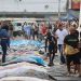 Moradores levam 40 corpos para praça do Complexo da Penha. Rio — Foto: Fabiano Rocha