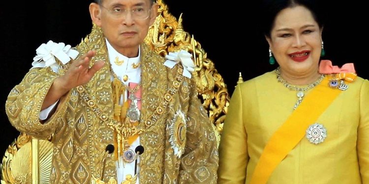 O rei da Tailândia, Bhumibol Adulyadej (à esquerda), acenando para a multidão ao lado da rainha Sirikit durante as comemorações de seu 80º aniversário no Grande Palácio, em Bangcoc, em 2007 — Foto: AFP