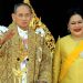 O rei da Tailândia, Bhumibol Adulyadej (à esquerda), acenando para a multidão ao lado da rainha Sirikit durante as comemorações de seu 80º aniversário no Grande Palácio, em Bangcoc, em 2007 — Foto: AFP