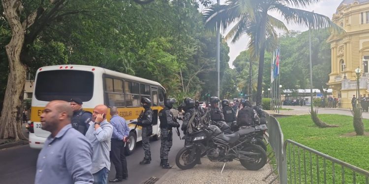 Policiamento é reforçado no Palácio Guanabara, onde o ministro da Justiça Ricardo Lewandowski se reune com o governador Cláudio Castro — Foto: Luiz Ernesto Magalhães