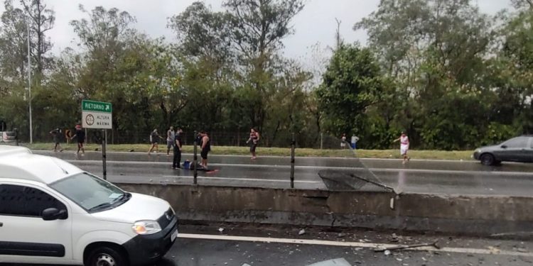 Ônibus de torcedores do Flamengo tomba em Barra Mansa, no km 282 da BR-116, no sentido SP — Foto: reprodução