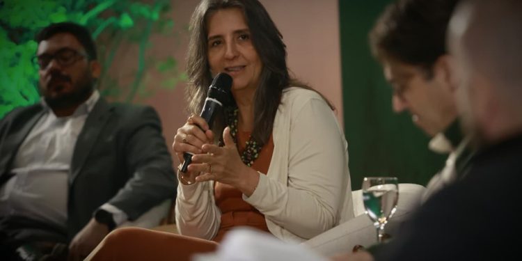 Grazielle Parenti, vice-presidente executiva de Sustentabilidade da Vale, fala da experiência da empresa na preservação da floresta no entorno do seu complexo Carajás, no Pará — Foto: Cristiano Mariz