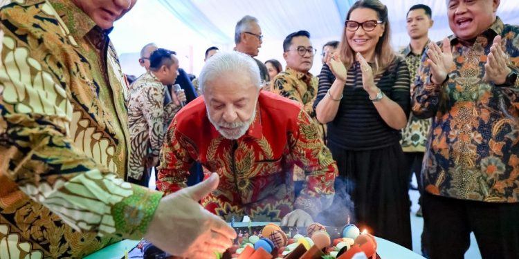 Lula recebe bolo do presidente da Indonésia, Prabowo Subianto, para comemorar antecipadamente seu aniversário de 80 anos — Foto: Ricardo Stuckert/Divulgação/PR
