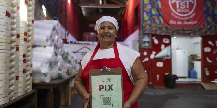 Maria de Fátima Pereira, cozinheira. Ela vai de São Gonçalo a Lapa para fazer a comida das quentinhas distribuídas pelo MTST — Foto: Márcia Foletto / Agência O Globo
