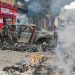 Carro é incendiado e usado como barricada durante operação no Complexo do Alemão — Foto: Fabiano Rocha / Agência O Globo