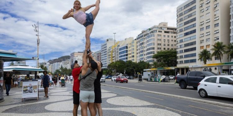 overno do Estado lança cartilha com dica de segurança para turistas. Na foto, Pascal lizama 23, Nestor reyes 26, Juan guerrero 31 e Bayron araya 27 — Foto: Leo Martins / Agência O Globo