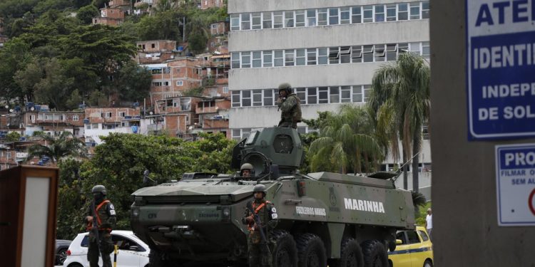 Após morte de médica, blindados foram posicionados no entorno do Hospital Naval Marcílio Dias, no Lins — Foto: Guito Moreto / Agência O Globo / Arquivo