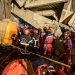 Estrutura de escola na Ilha de Java foi abaixo, deixando 59 desaparecidos — Foto: Juni KRISWANTO / AFP