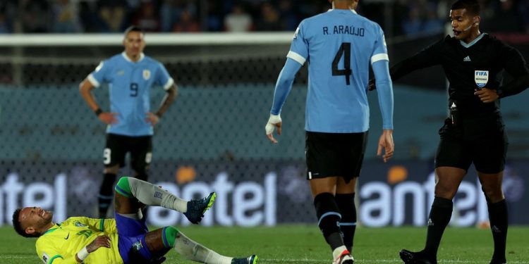 Neymar sofreu grave lesão no joelho esquerdo em sua última partida pela seleção, contra o Uruguai — Foto: Pablo PORCIUNCULA / AFP