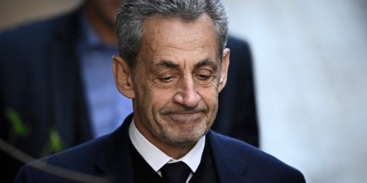 Nicolas Sarkozy inicia cumprimento de pena por financiamento ilegal de campanha — Foto: AFP
