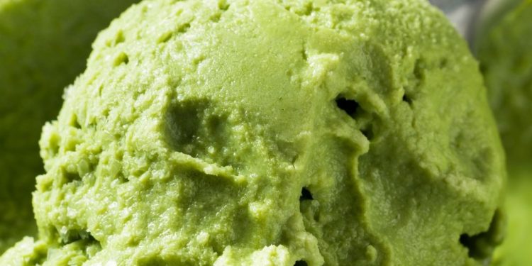 Nova sensação! Aprenda receita de 2 passos do sorvete de abacate com matcha
