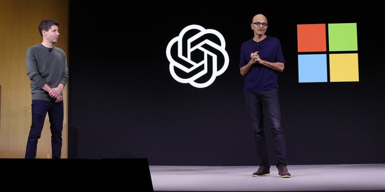 Sam Altman, da OpenAi, e Satya Nadella, da Microsoft, juntos no palco: empresas renovaram acordo — Foto: Bloomberg/Justin Sullivan/Getty Images