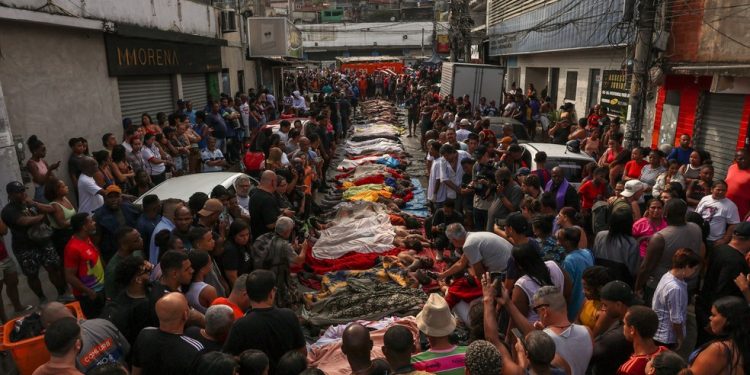 Fila de corpos na Vila Cruzeiro, após operação no Complexo da Penha — Foto: Gabriel de Paiva / Agência O Globo