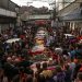 Fila de corpos na Vila Cruzeiro, após operação no Complexo da Penha — Foto: Gabriel de Paiva / Agência O Globo