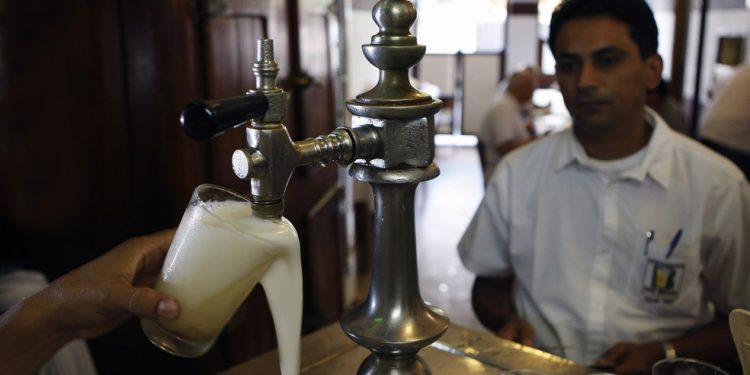 A famosa chopeira do Bar Brasil, na Lapa, que serve um dos melhores da cidade — Foto: Divulgação