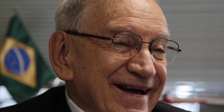 Dia do Aviador: Ozires Silva foi um dos criadores da Embraer — Foto: Michel Filho/Agência O GLOBO