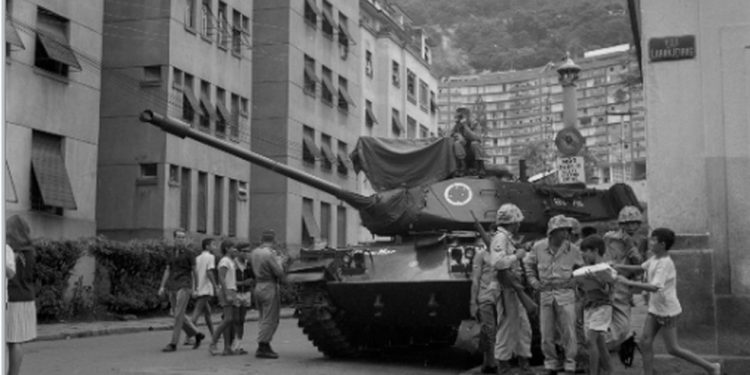 Tanque no bairro de Laranjeiras, no Rio, após o golpe militar de 1964 — Foto: Arquivo/Agência O GLOBO