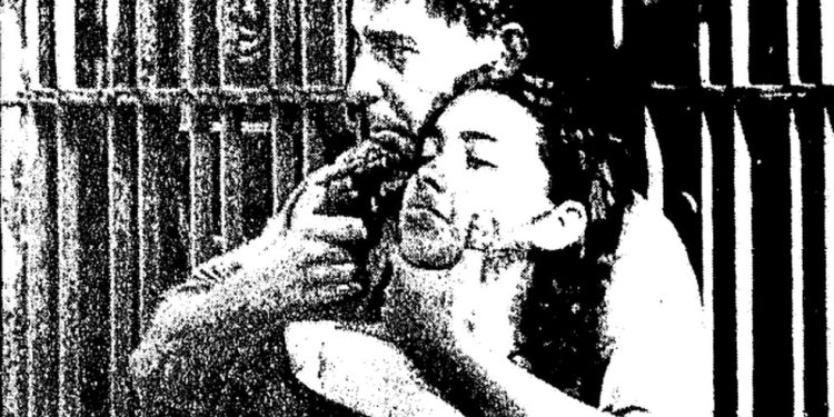 O bandido Marcelo Bastos com a refém Luciana, de 14 anos — Foto: Reprodução/Acervo O GLOBO