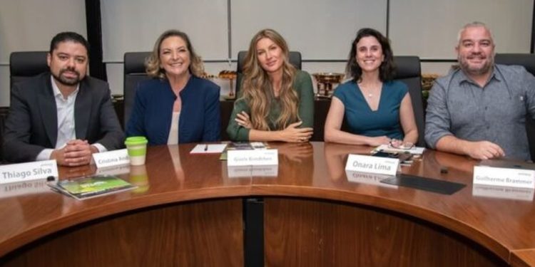 Gisele Bündchen em visita à sede da Ambipar, em Nova Odessa, no interior de São Paulo, em março de 2021. Na ocasião, ela foi recebida pela então CEO da Ambipar Environment, Cristina Andriotti, e outros executivos — Foto: Reprodução/Divulgação/Ambipar