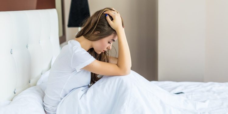 O grande problema é quando a pessoa não consegue voltar a dormir após acordar — Foto: Freepik