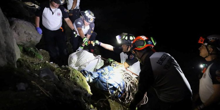 Oito corpos são encontrados em sacos plásticos debaixo de ponte na Guatemala — Foto: Divulgação / GUATEMALAN FIRE DEPARTMENT / AFP