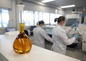 Laboratório da JBS, que criou a Biopower para produzir biodiesel — Foto: Divulgação/ JBS